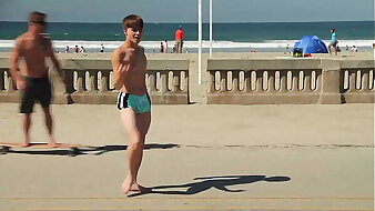 Twink sparking in get under one's shore with speedo bulge / Novinho dançando sunga na praia